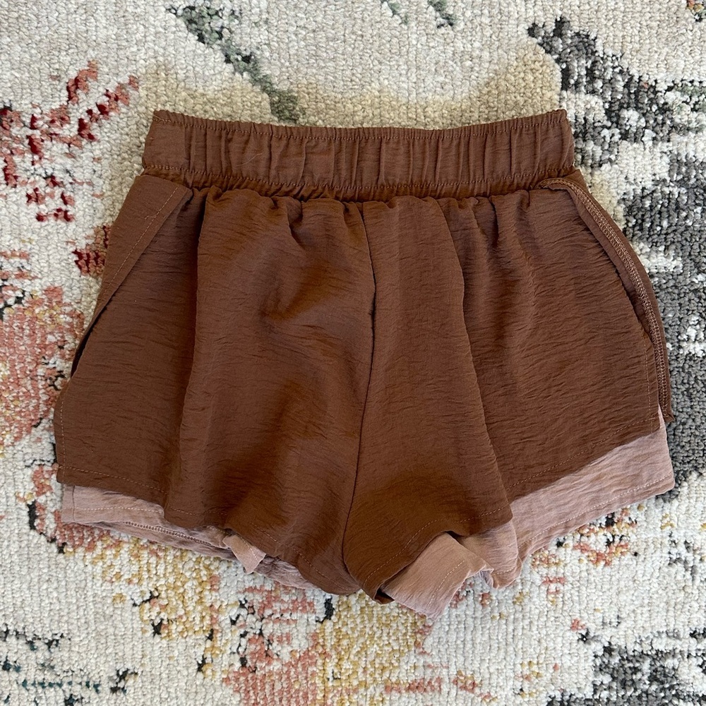 As Revival Women’s Flowy Rhythm Pull On Shorts Size Small 
athletic & lounge